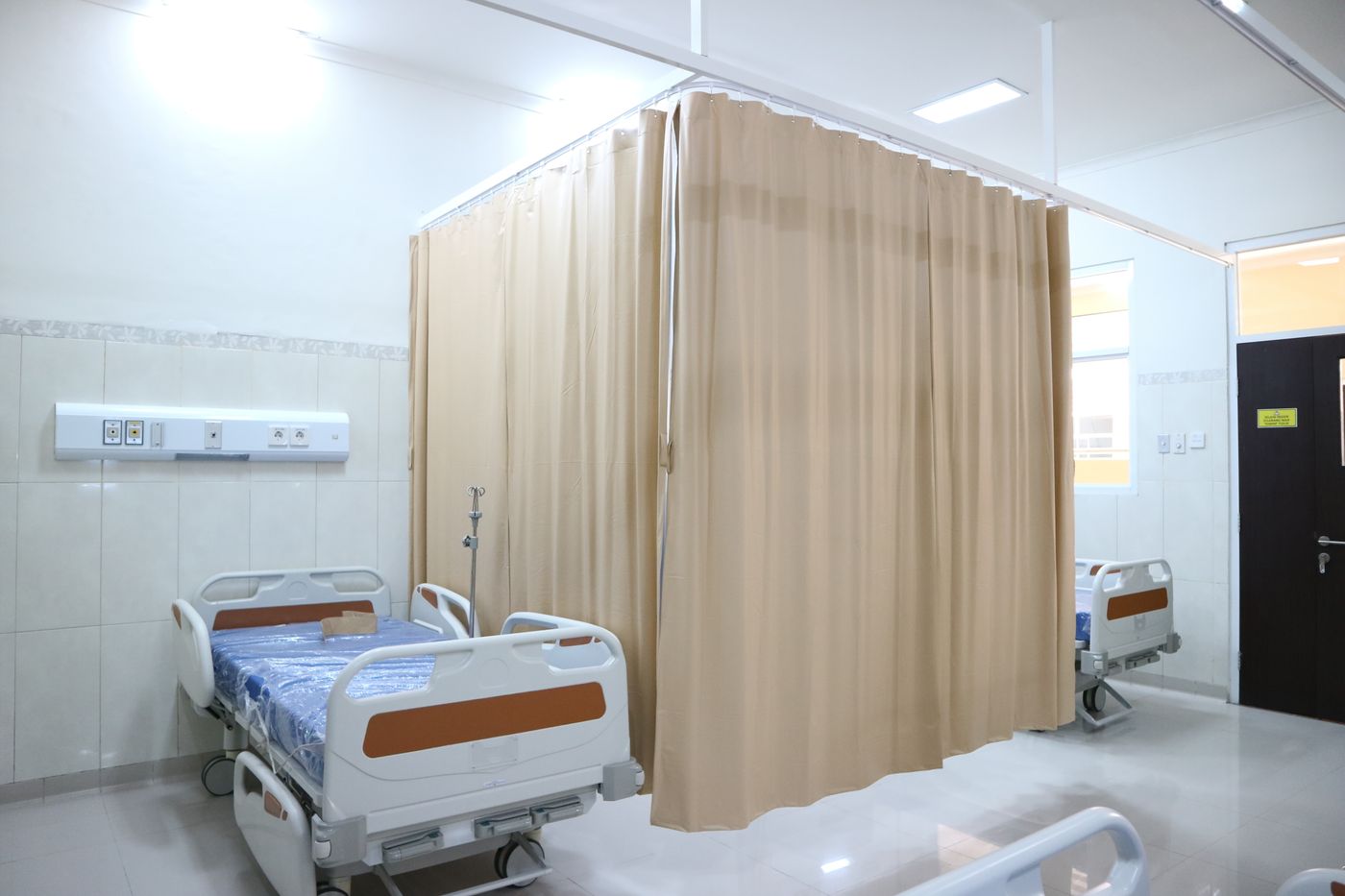 New hospital ward setup with multiple hospital beds and privacy curtains for institutional bulk supply